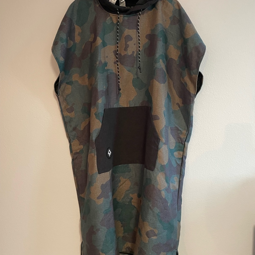 NWT Nomadix M/L Camouflage Hooded Changing Poncho